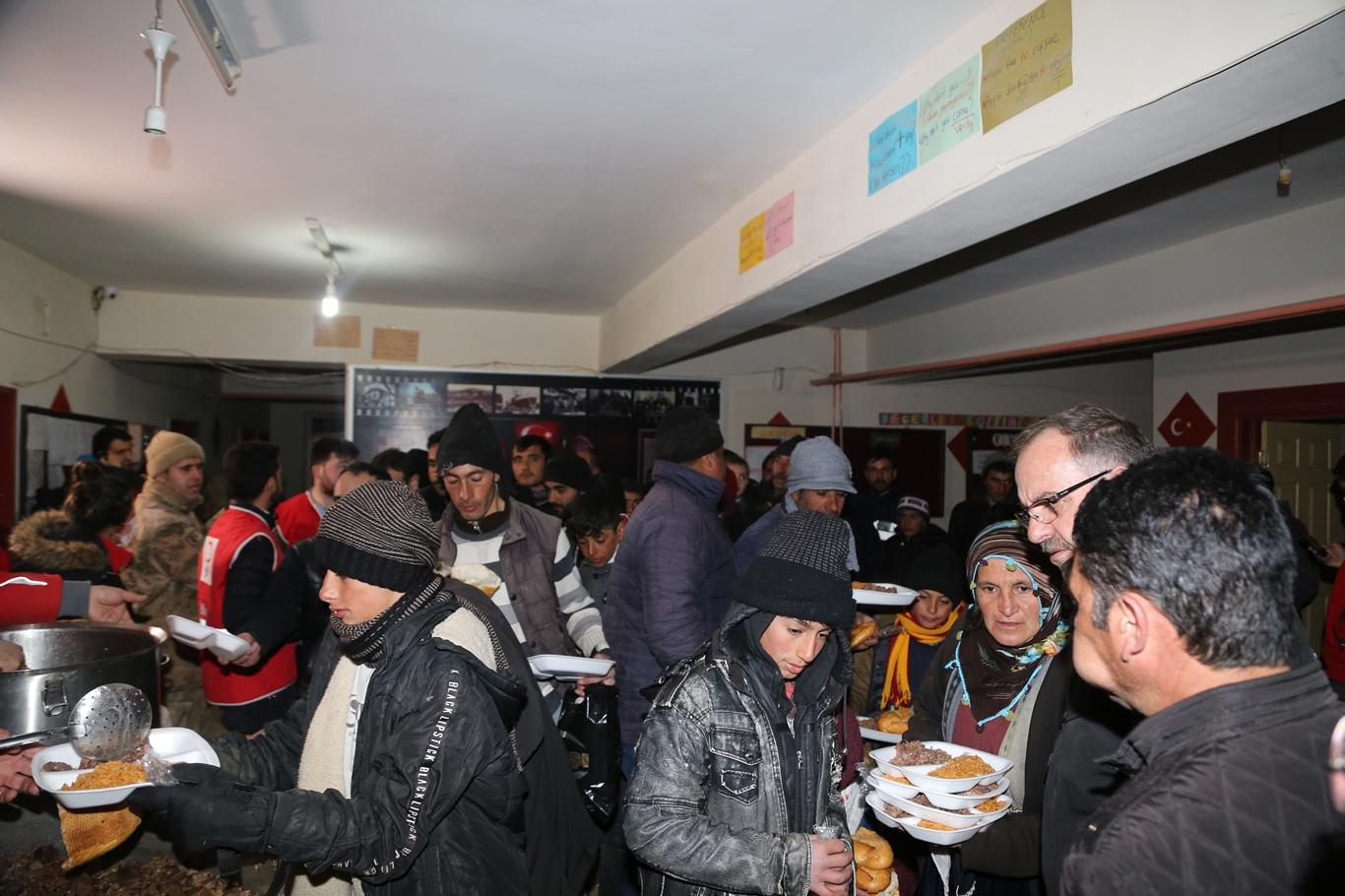 Kızılay tarafından depremzedelere sıcak yemek ikramı 